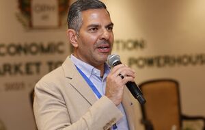 Капур помер під час гри в поло у клубі Guards Polo Club у Віндзорі