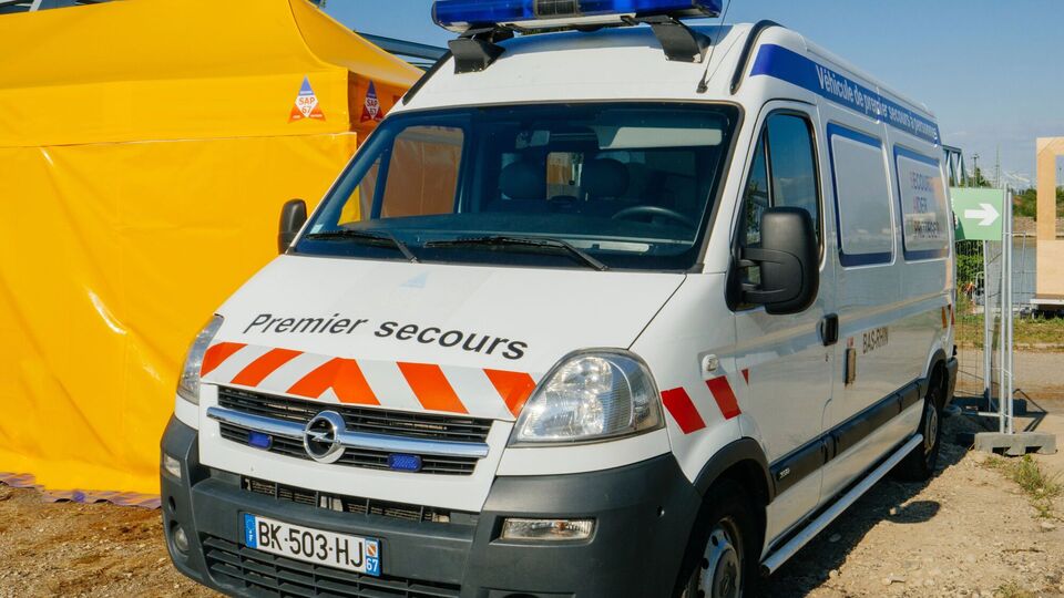 По словам Зеленского, на месте происшествия работало более 50 аварийных бригад Франции