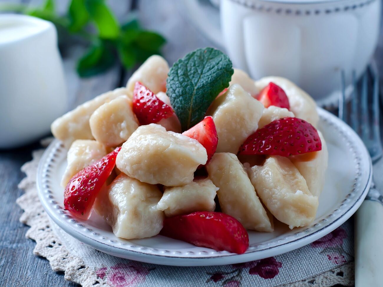 Подавать ленивые вареники можно с ягодами