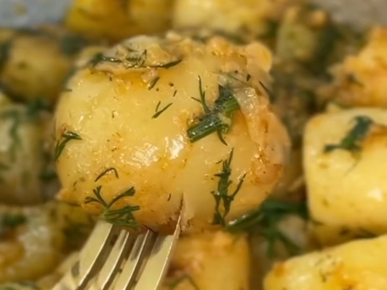 Наприкінці посипте картоплю кропом