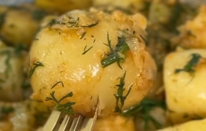 Наприкінці посипте картоплю кропом