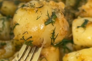 В конце посыпьте картофель укропом