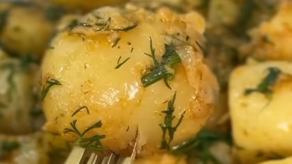 В конце посыпьте картофель укропом