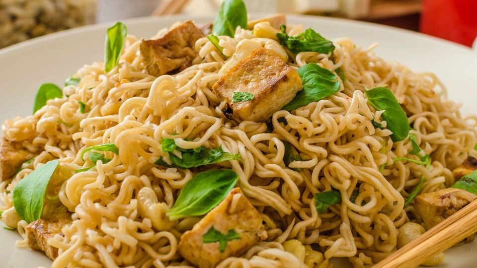 Також вам знадобиться 150 г вареної ковбаси