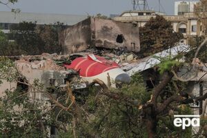 По словам мужчины, он смог отстегнуть ремень безопасности, "протолкнуться ногами через это отверстие и выползти"