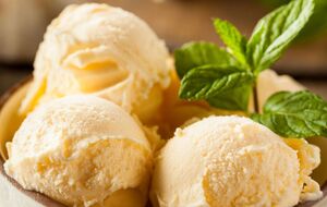 Для мороженого понадобятся сыр маскарпоне, сгущенное молоко и клубника