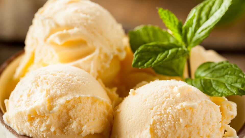 Для мороженого понадобятся сыр маскарпоне, сгущенное молоко и клубника