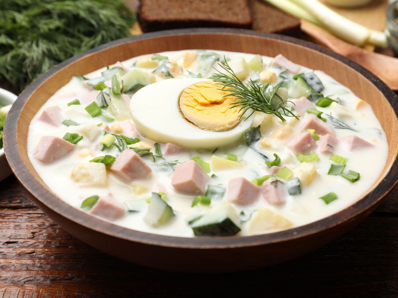 Для заправки візьміть квас, сироватку і сметану