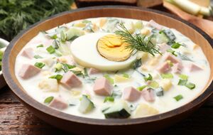 Для заправки візьміть квас, сироватку і сметану