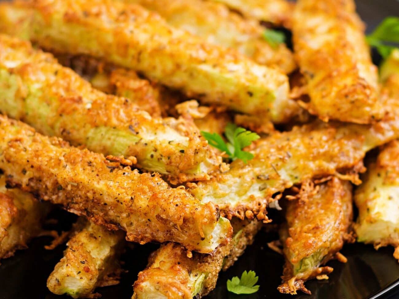 К панировочным сухарям добавьте тертый сыр