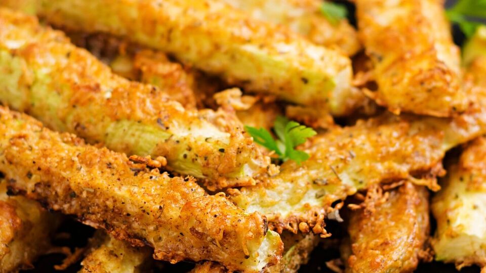 До панірувальних сухарів додайте тертий сир