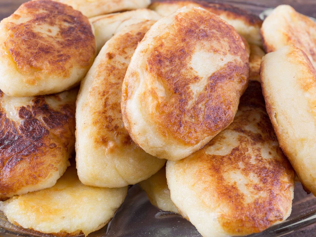 Для теста понадобятся на выбор сухие или живые дрожжи