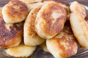 Для теста понадобятся на выбор сухие или живые дрожжи