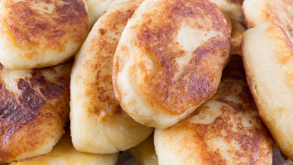 Для теста понадобятся на выбор сухие или живые дрожжи