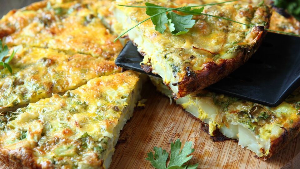 На приготовление омлета понадобится примерно 10 минут