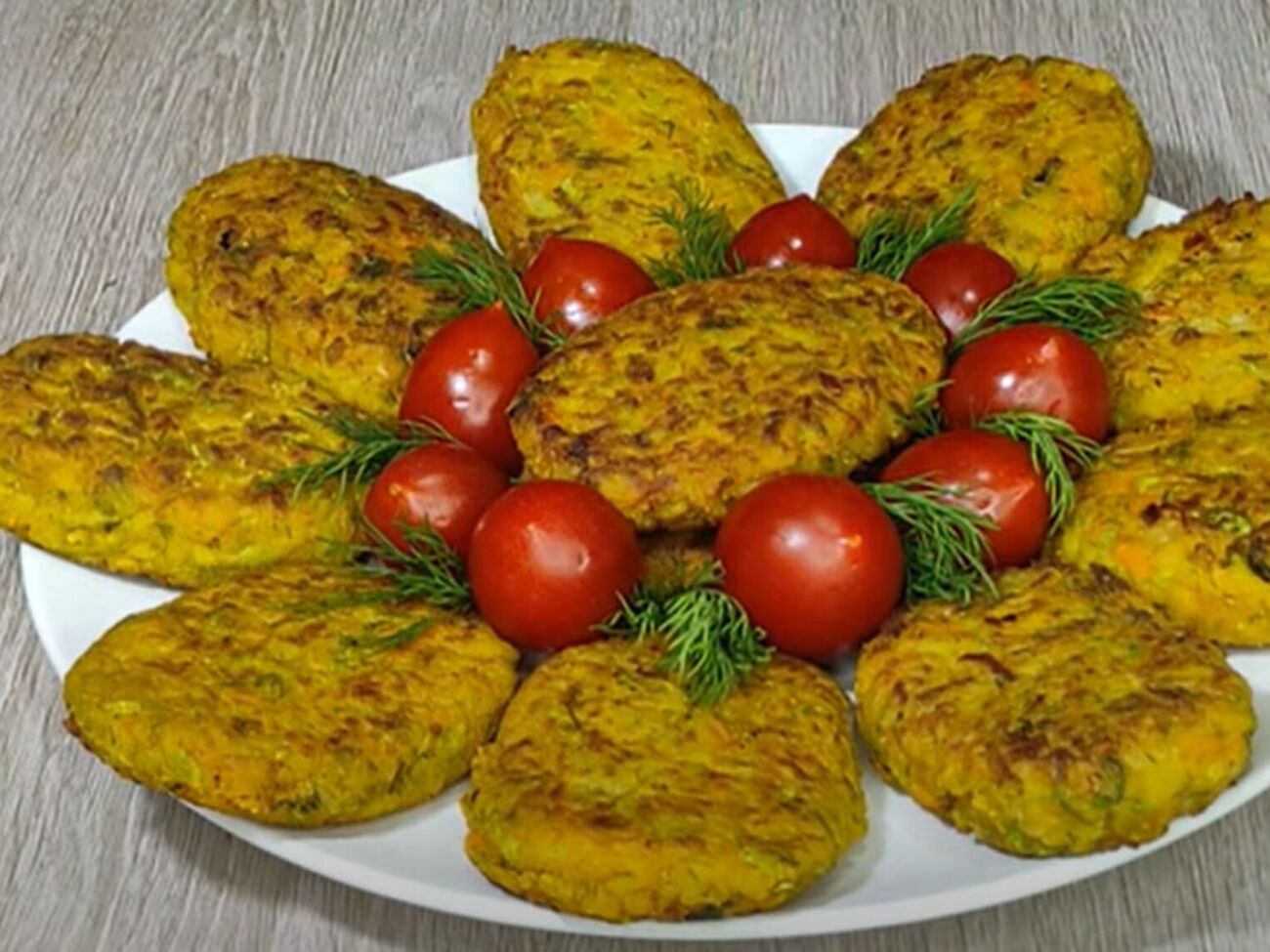 Сформуйте котлети й обсмажте їх з обох боків до готовності