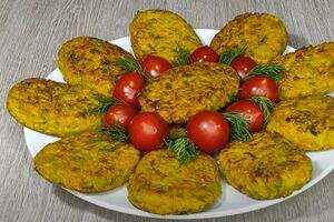 Сформуйте котлети й обсмажте їх з обох боків до готовності