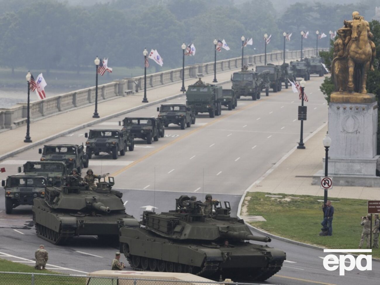 Вулицями Вашингтона проїхала військова техніка різних періодів