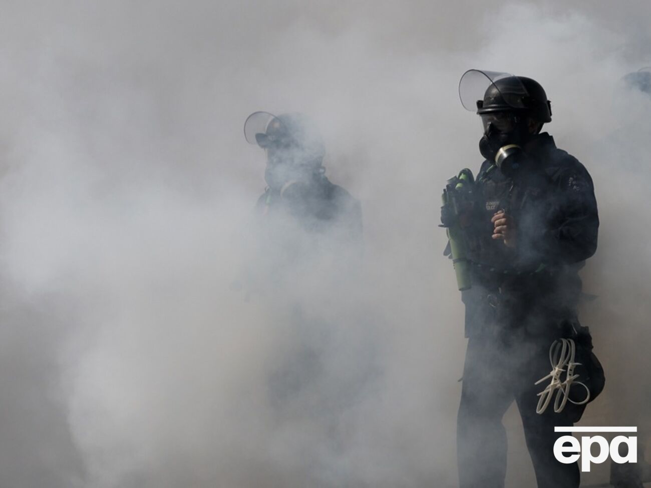 До учасників акції проти Трампа "Жодних королів" у Лос-Анджелесі застосували сльозогінний газ. Також поліція схвалила використання нелетальної зброї