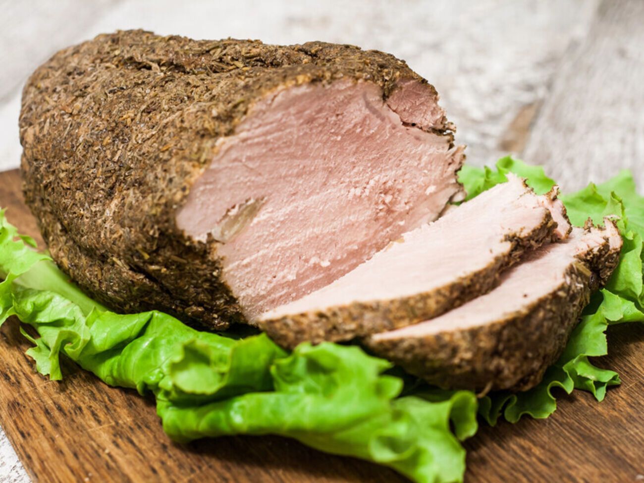 М'ясо потрібно натерти сіллю й перцем