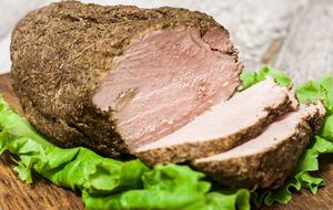 М'ясо потрібно натерти сіллю й перцем