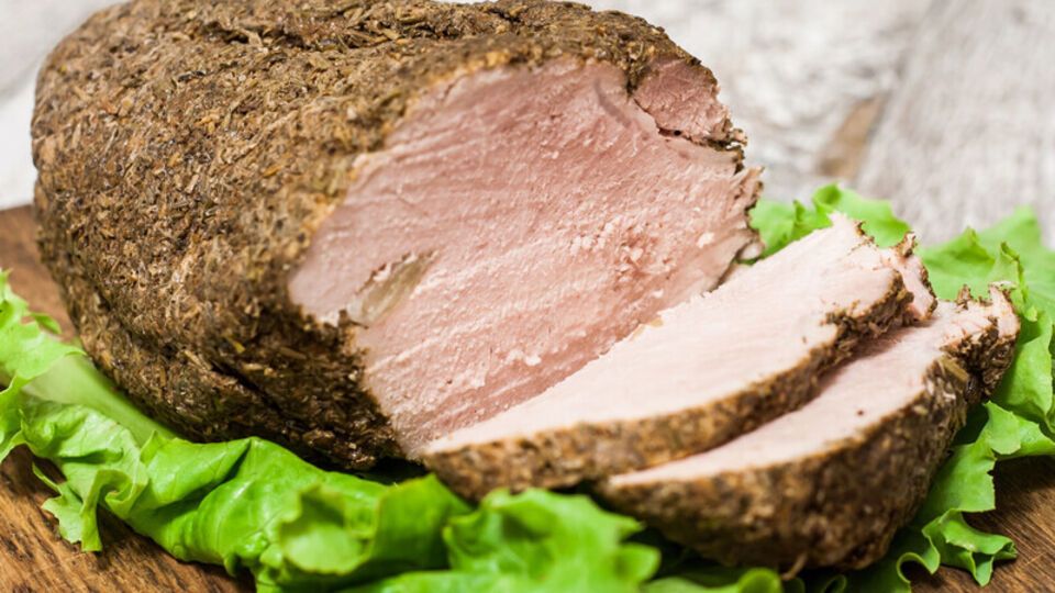 Мясо нужно натереть солью и перцем