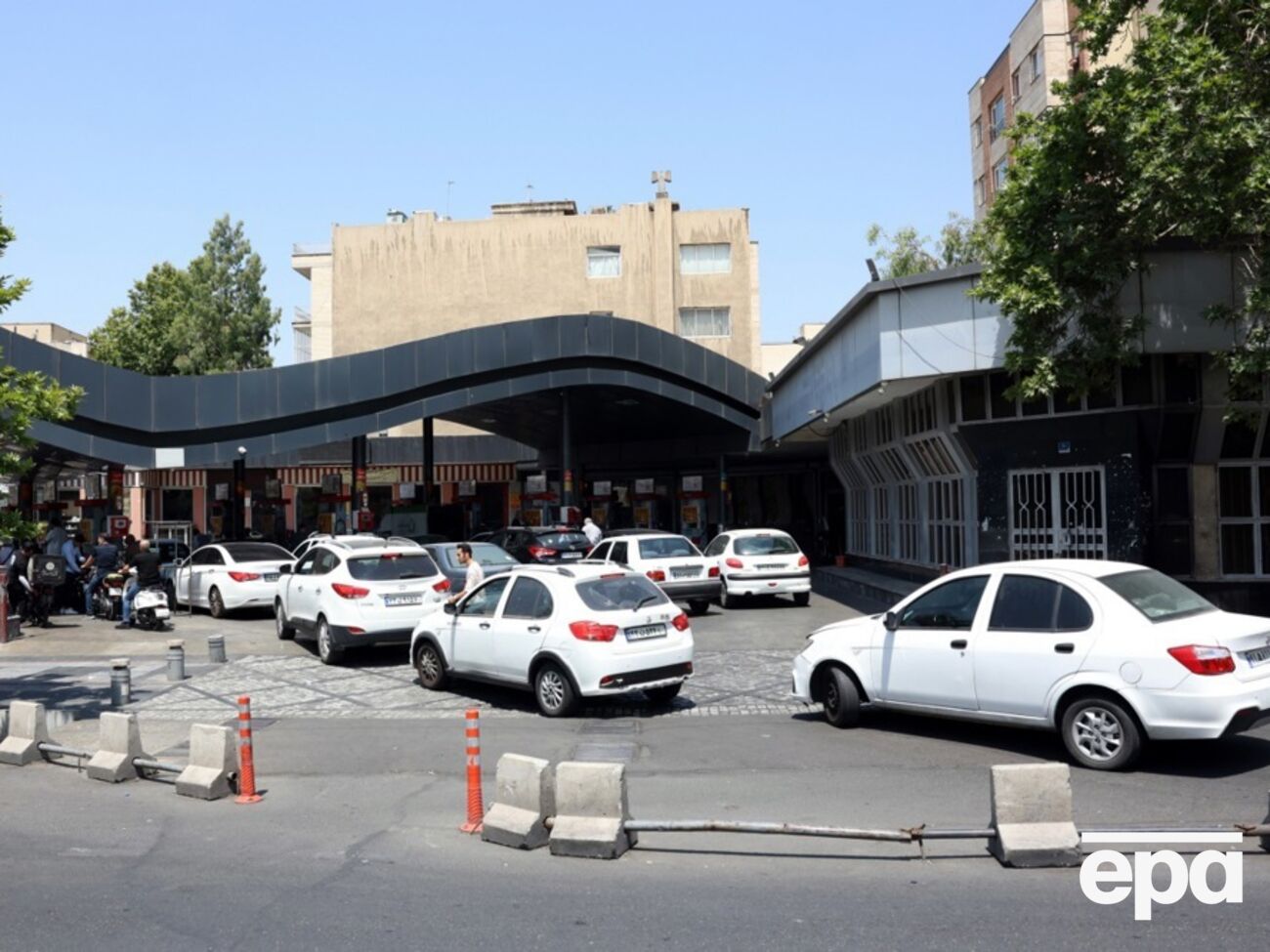 На иранских заправках фиксируют очереди, на дорогах – пробки