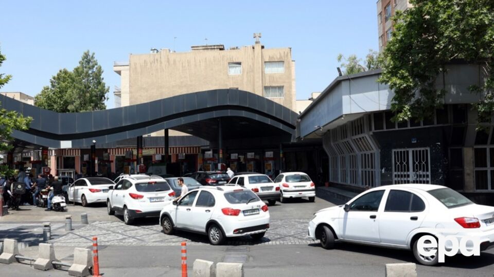 На иранских заправках фиксируют очереди, на дорогах – пробки