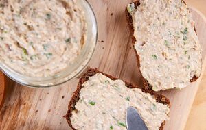 Закуску из сыра можно подавать с овощами