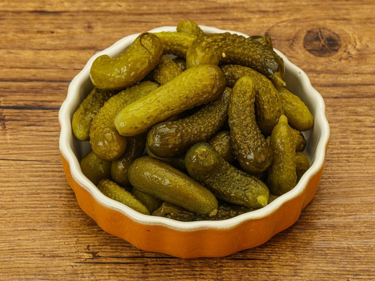 Для огурцов понадобятся чеснок, укроп и соль