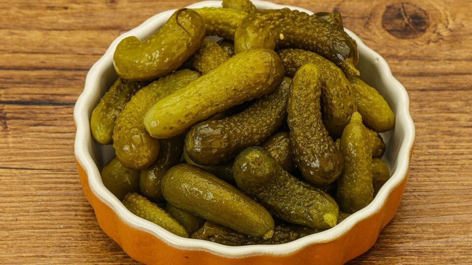 Для огурцов понадобятся чеснок, укроп и соль