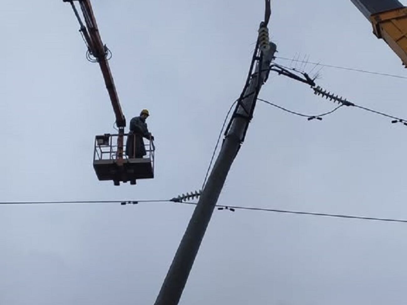 ДТЕК відновлює енергопостачання у Дніпропетровській і Донецькій областях