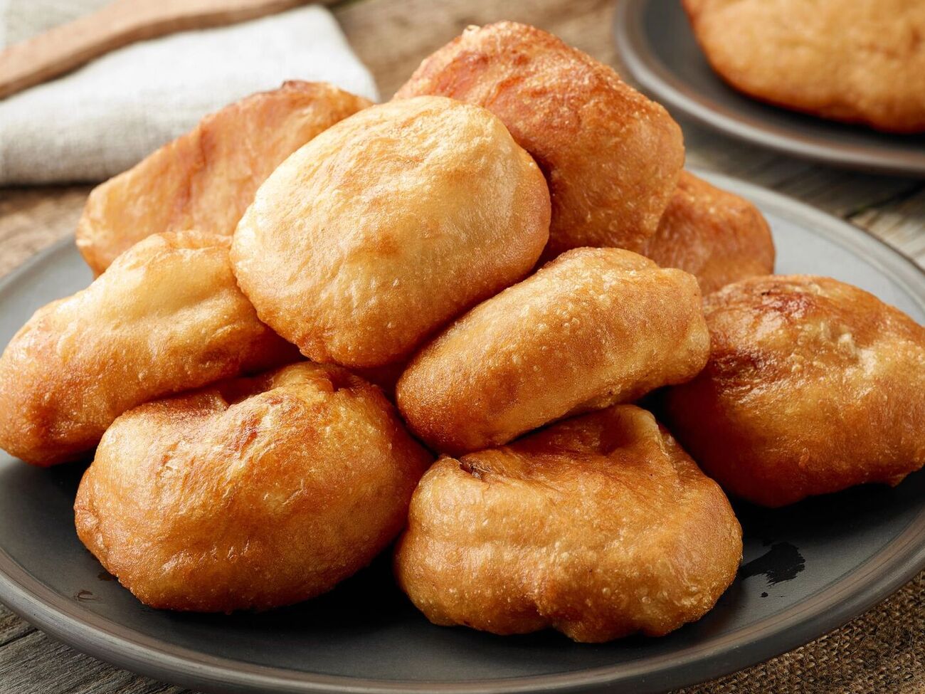 В тесто можете положить на выбор сухие или прессованные дрожжи