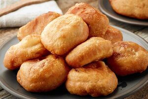 В тесто можете положить на выбор сухие или прессованные дрожжи