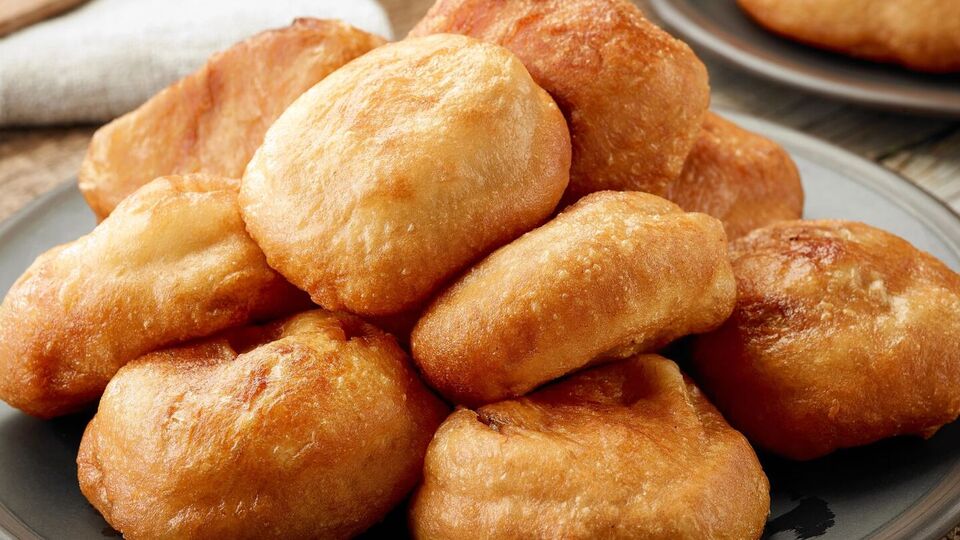 В тесто можете положить на выбор сухие или прессованные дрожжи