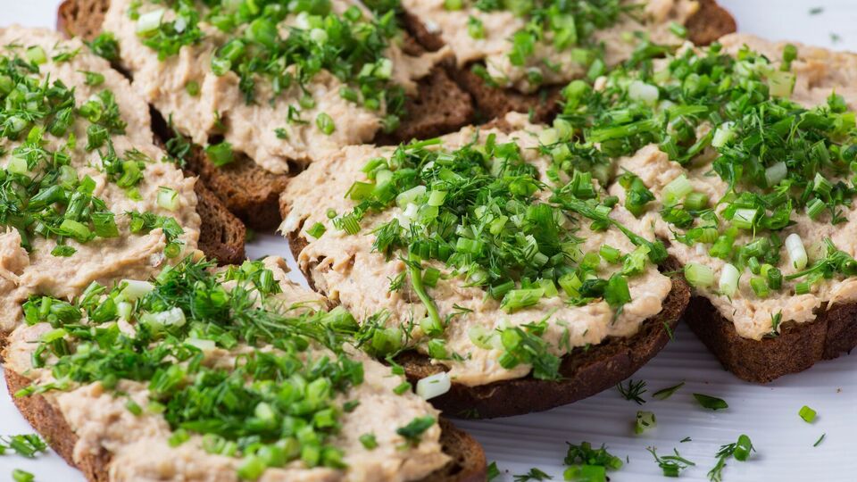 Для намазки знадобиться 150 г крабових паличок