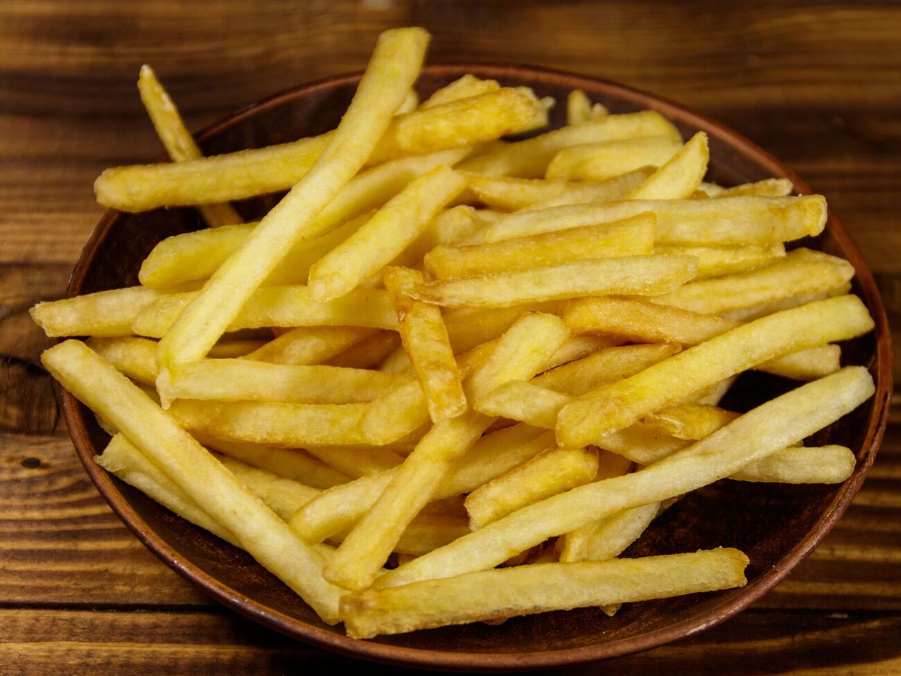 Завдяки борошну поверхня картоплі ніби запечатується, не даючи олії проникати всередину