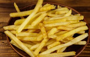 Завдяки борошну поверхня картоплі ніби запечатується, не даючи олії проникати всередину