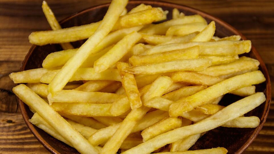 Завдяки борошну поверхня картоплі ніби запечатується, не даючи олії проникати всередину