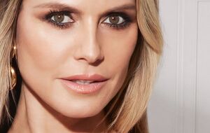 Клум рекламирует купальники