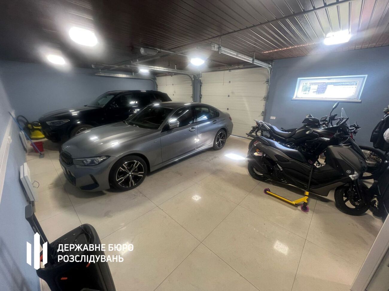 У ДБР зазначили, що попередні збитки можуть бути значно більшими, адже структура постачала техніку для понад 17 військових частин