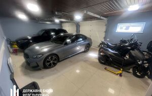 У ДБР зазначили, що попередні збитки можуть бути значно більшими, адже структура постачала техніку для понад 17 військових частин