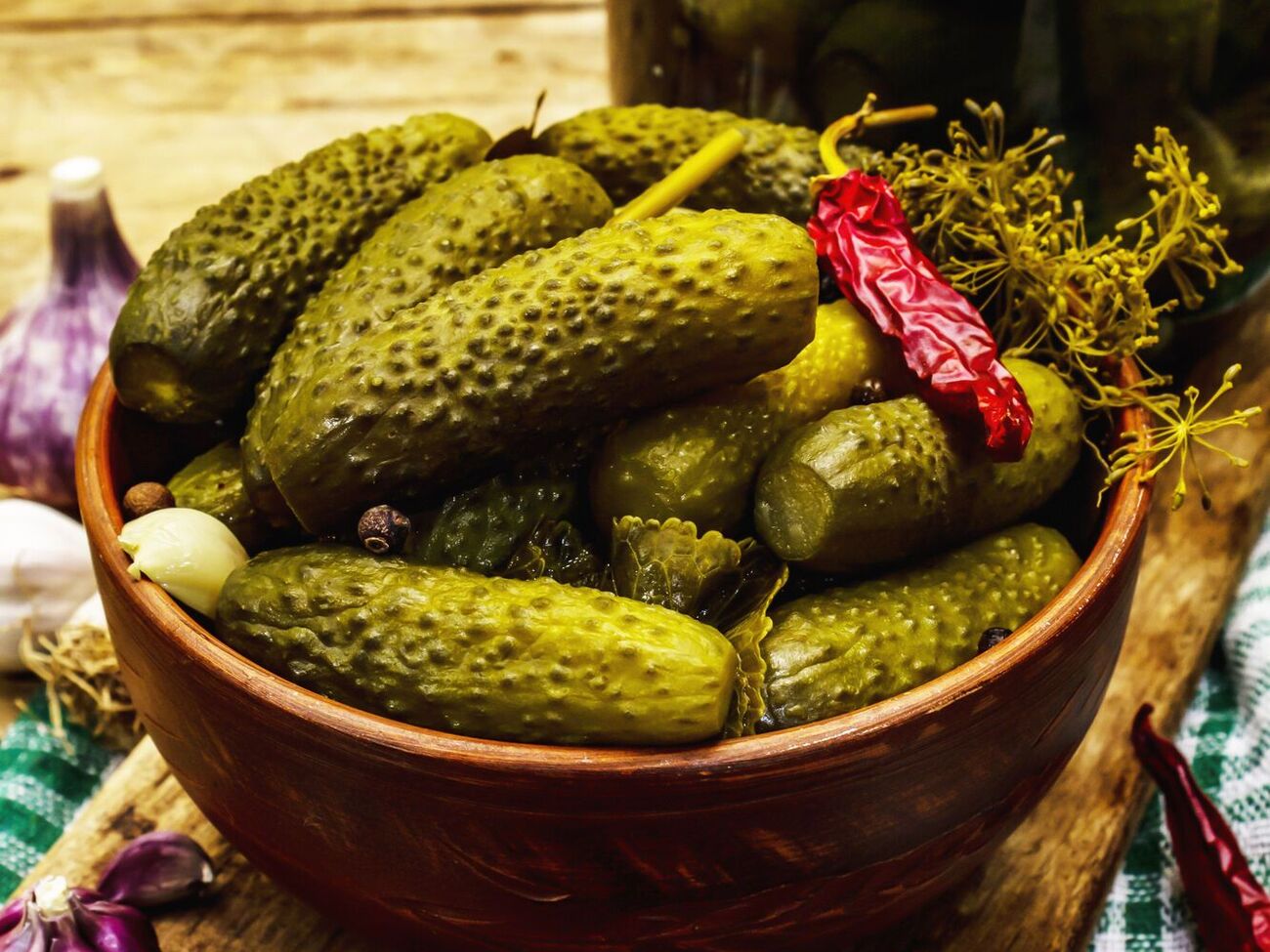 Спочатку потрібно замочити огірки у воді на кілька годин