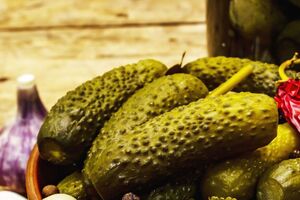 Сначала нужно замочить огурцы в воде на несколько часов