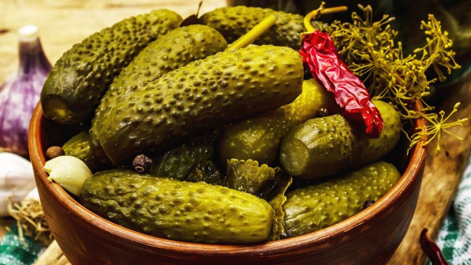 Спочатку потрібно замочити огірки у воді на кілька годин