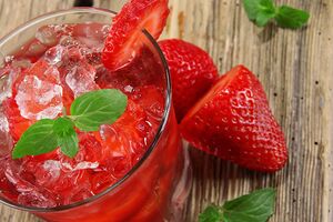 Клубничный мохито можно сделать как консервированный компот