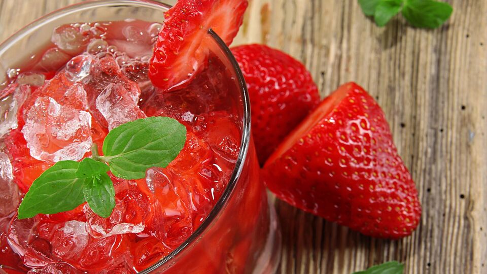 Клубничный мохито можно сделать как консервированный компот