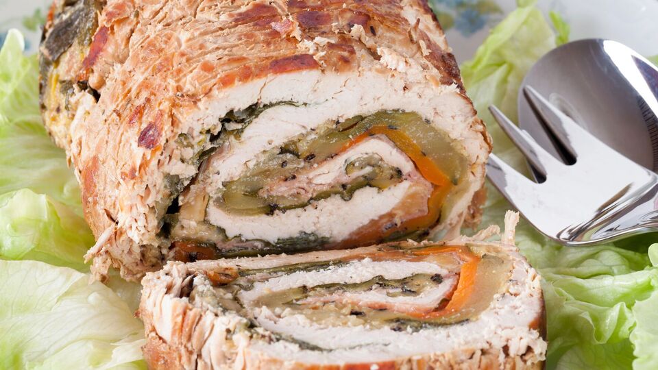 Для начинки возьмите 300 г шампиньонов