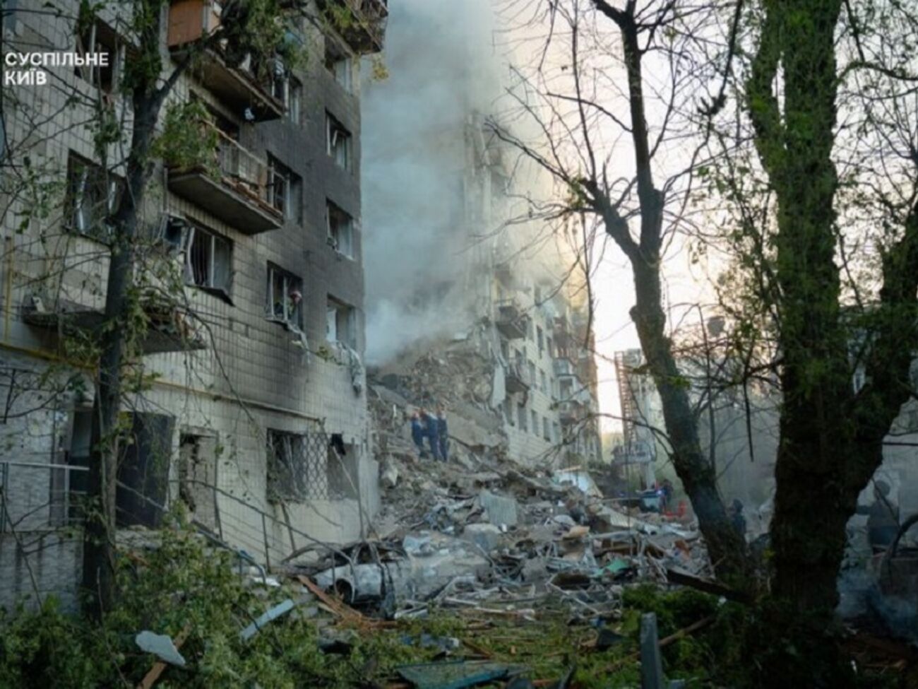 Удар РФ зруйнував під'їзд багатоповерхового житлового будинку