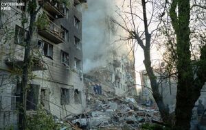 Удар РФ зруйнував під'їзд багатоповерхового житлового будинку